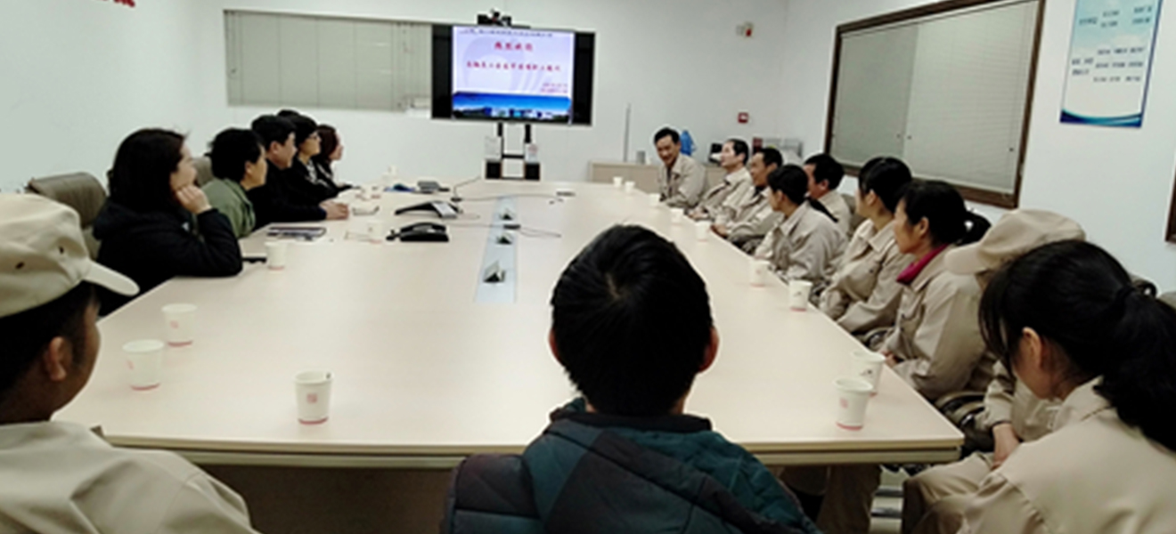 總工會(huì)慰問(wèn)困難職工(圖1) 總工會(huì)慰問(wèn)困難職工(圖1)